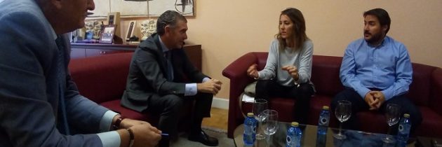 La Portavoz del PP en el Ayuntamiento, Raquel Fernández se reúne con el Presidente de la FES, Andrés Ortega.