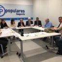 Los parlamentarios populares se comprometen a trasladar a los ministros de Hacienda e Interior las demandas de los trabajadores de Perogordo