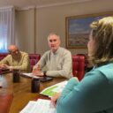Los farmacéuticos hablan con José Mazarías de los problemas que tienen con el reparto de los medicamentos fuera de los horarios de carga y descarga
